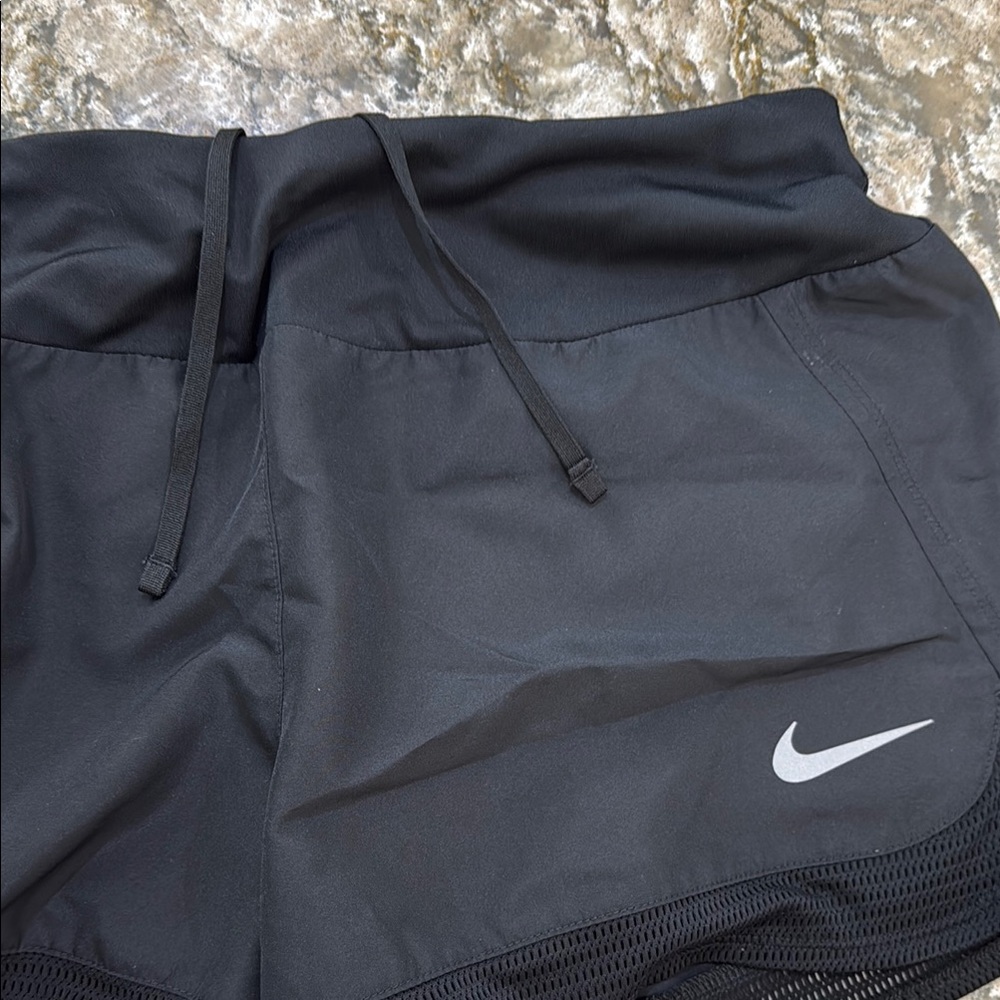 Nike Black Athletic Shorts Lightweight Relaxed Fit Size M / E17 - Picture 4 of 4